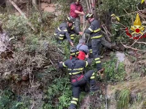 Davagna Bloccata In Un Canale Per Recuperare Il Cane Salvati Entrambi