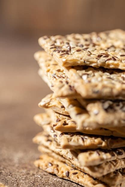 Pila De Galletas Saladas Con Semillas De Girasol Y Enfoque Selectivo De