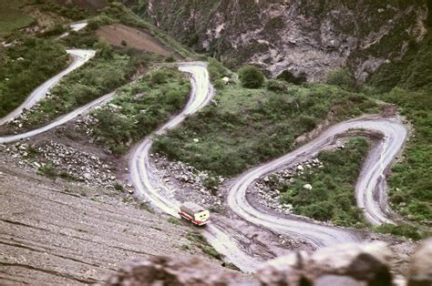 Per Al Menos Muertos Y Heridos Tras La Ca Da De Un Autob S A Un