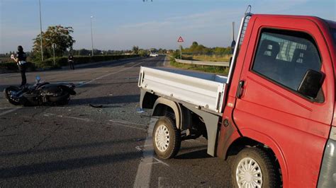 Scontro Tra Uno Scooter E Un Furgone Grave Militare Del Esimo