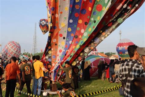 Ratusan Warga Nikmati Pesona Balon Udara Pada Babak Penyisihan Pertama