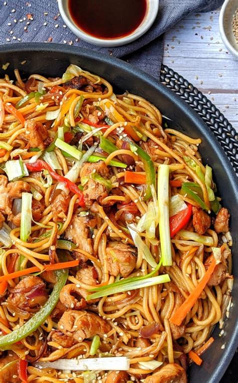 H Hnchen Chow Mein Asiapfanne Mit Gem Se Und Gebratenen Nudeln