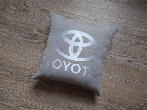 Автоподушка c вишивкою логотипу toyota тойота подарунок автомобілісту ...