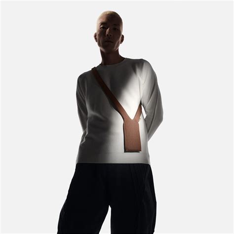 apresentamos  iphone pocket uma maneira elegante de usar  levar