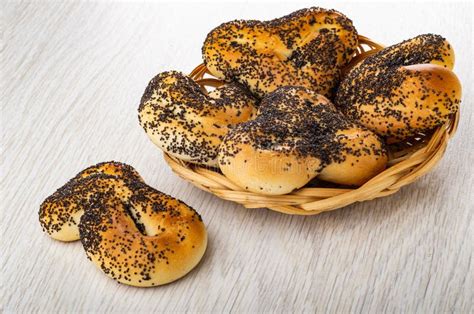 Biscoitos Sementes De Papoila Na Cesta De Vime Baranka Em Mesa De