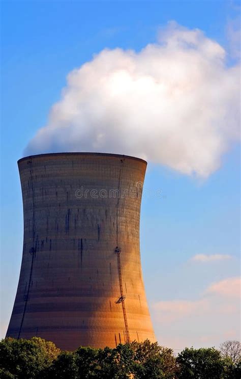 Tour De Refroidissement De Centrale Nucl Aire Image Stock Image Du