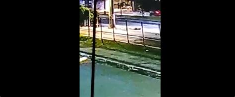 A Gazeta Vídeo homem leva choque e despenca de poste ao tentar