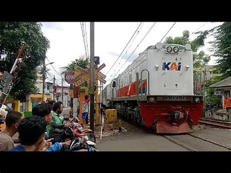 Langka Kereta Api Cikuray Menggunakan Lokomotif Hidung Panjang Youtube