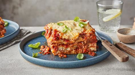 Slow cooker beef lasagne recipe - BBC Food