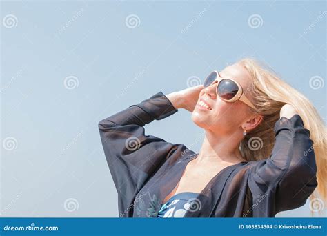 Blonde Frau Auf Dem Strand Nahe Meer Stockfoto Bild Von Kaukasisch Blau