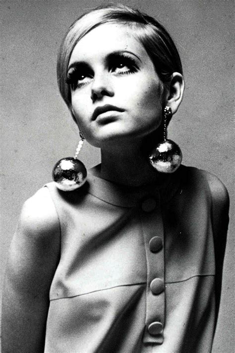 10 Iconic Hair Styles That Endure Time Twiggy 1960s Fashion Vintage Fashion