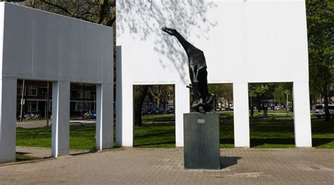 Dagblad010 Dodenherdenking Bij Beeld Vallende Ruiter Op Zuid