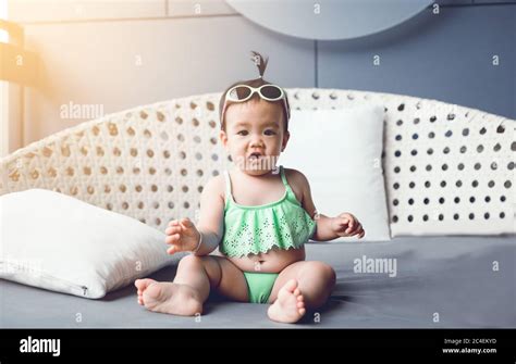 Petite fille en bikini sur la plage Banque de photographies et dimages à haute résolution