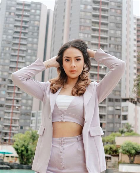 10 Potret Anya Geraldine Pamer Perut Rata Bikin Semangat