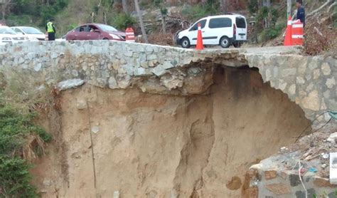 Se Forma Enorme Socav N En La Avenida Esc Nica En Acapulco