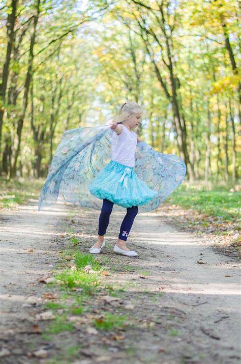 Fille Blonde Adorable Dans La Jupe Bleue De Tutu Posant Avec Le Scard Bleu Image Stock Image