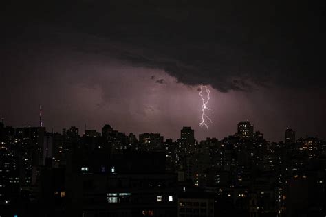 Cidade De S O Paulo Sofre Alagamentos E Falta De Luz Ap S Chuva