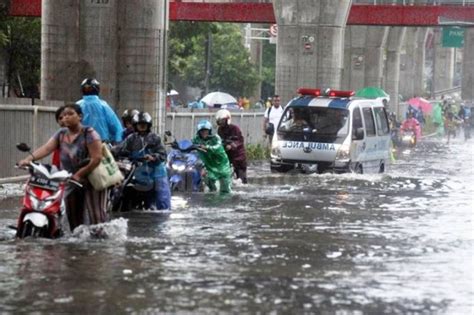 Diguyur Hujan Lebat Ruas Jalan Dan Rt Terendam Banjir Di Jaksel