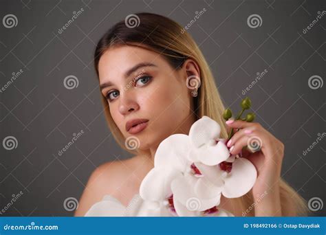 Joven Sexy Con Flores Hermoso Retrato De Una Mujer Sexy Con Flores Blancas Brillantes Foto De