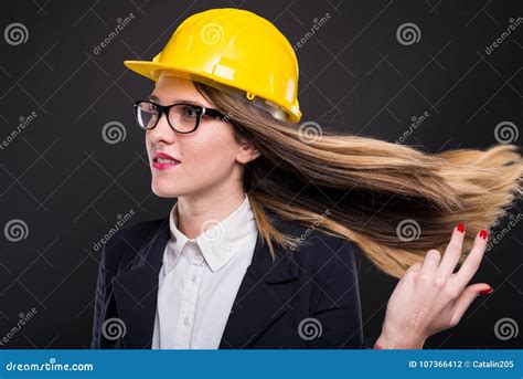 Menina Bem Sucedida Bonita Do Arquiteto Que Acena Seu Cabelo Foto De