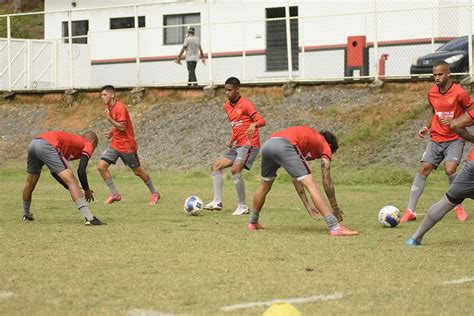 Em Dia De Treino Tático E De Bola Parada Vitória Fecha Preparação Para