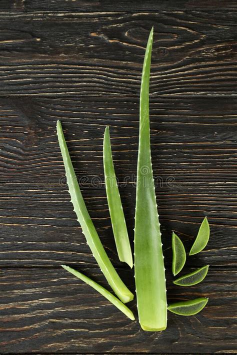 Hojas De Aloe Vera Y Rodajas En Fondo De Madera Foto De Archivo