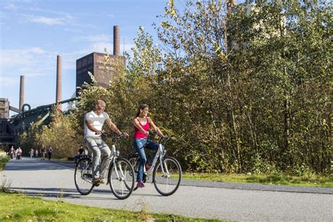 Paar auf Fahrrädern auf der Ringpromenade auf der Kokerei ID 2197