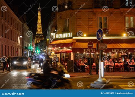 Torre Eiffel Iluminada En La Noche Y La Calle Con La Gente Y