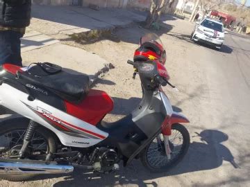 Una motociclista cayó del vehículo por un cable descolgado que se