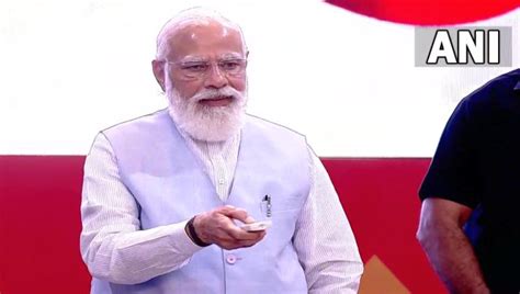 Pm Narendra Modi Hands Over Keys To Beneficiaries Of Central