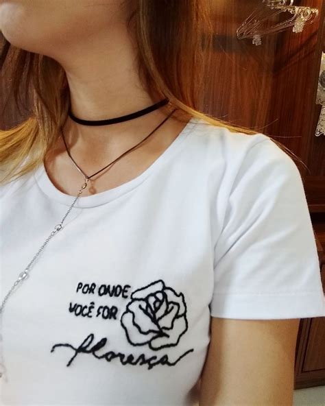 camiseta Brava Rosa bordada a mão por onde você for floresça