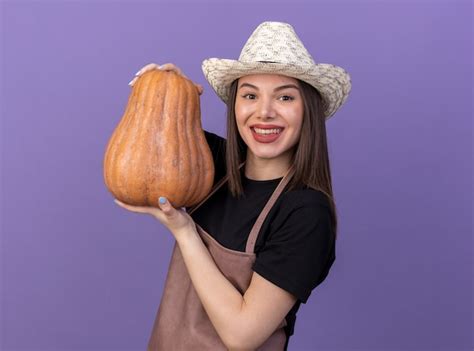 Souriante Jolie Jardinière Caucasienne Portant Un Chapeau De Jardinage