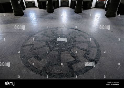 Okkulte Symbol der schwarzen Sonne in den Boden der Halle SS Generäle