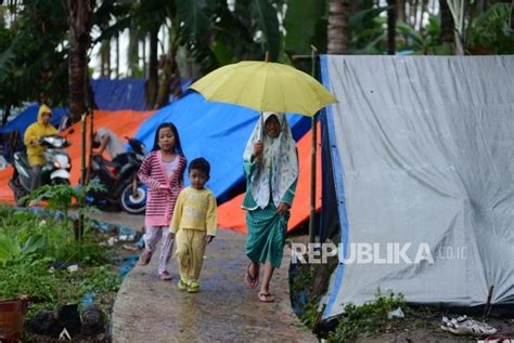 Warga Enggan Turun Gunung Karena Trauma Terjangan Tsunami Republika