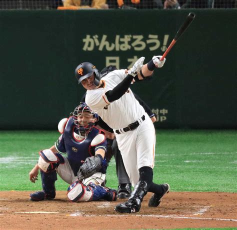 ＜巨・ヤ＞3回 2死 一塁 2ランを放つビヤヌエバ （撮影・白鳥 佳樹） ― スポニチ Sponichi Annex 野球