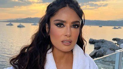letnia Salma Hayek świętuje Narodowy Dzień Bikini Jej fotografię w skąpym kostiumie