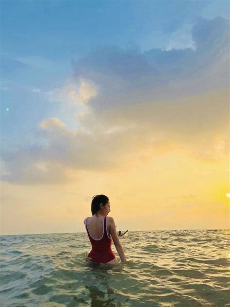 Thuỷ Tiên hiếm hoi diện bikini chỉ chụp từ phía sau bao người trầm trồ vòng 3 phúc hậu