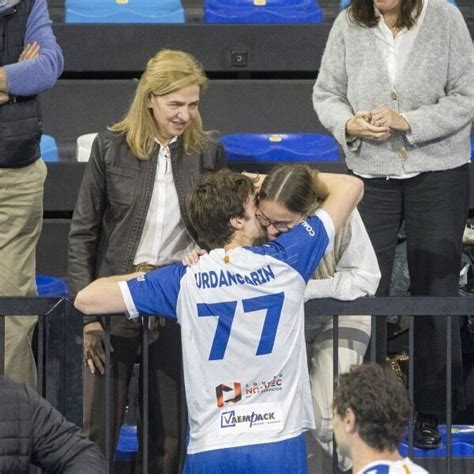 Johanna Zott Y Pablo Urdangarin Se Abrazan Ante La Atenta Mirada De La