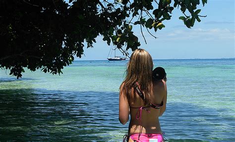 7 Hot Sexy Sarah Williams Bikini Pics