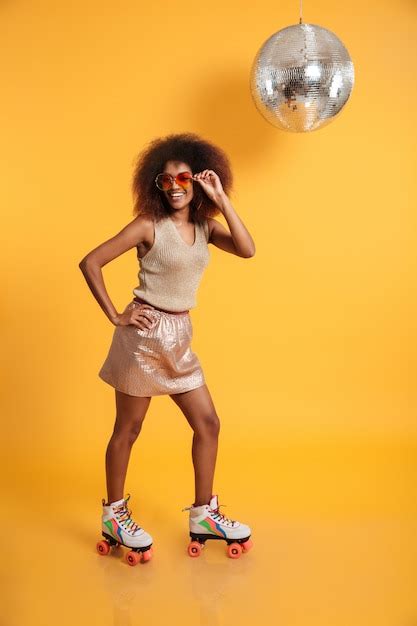 Retrato De Cuerpo Entero De Una Alegre Mujer Afroamericana Foto Gratis