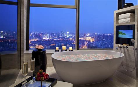 10 Luxury Bathtubs with an Astonishing View