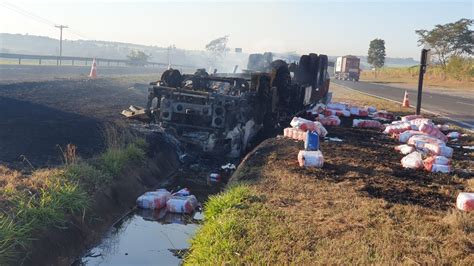 Caminh O Tomba E Pega Fogo Na Rodovia Marechal Rondon Em Arei Polis