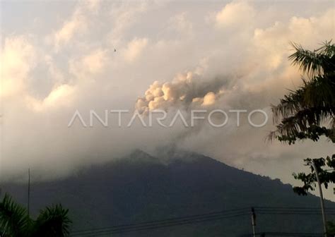 ABU VULKANIK GUNUNG GAMALAMA ANTARA Foto