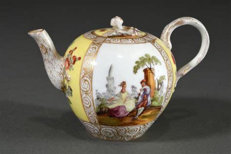 Meissen Teekanne mit polychromer Malerei Watteauszenen und Blüten