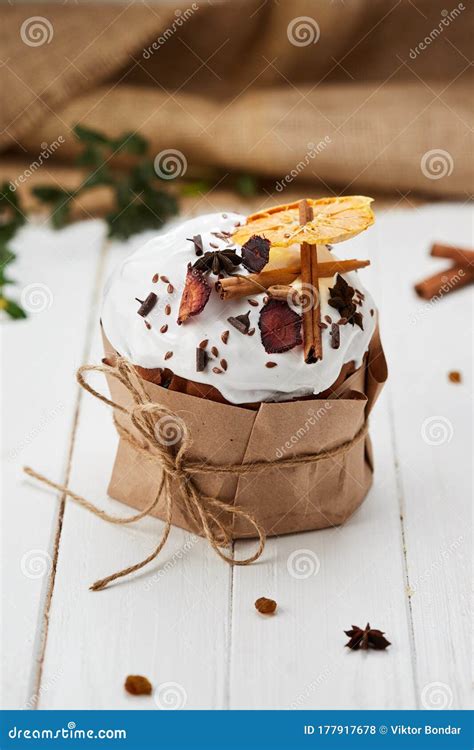 Tarta De Pascua Decorada Con Frutas Secas Y Palos De Canela Sobre Fondo