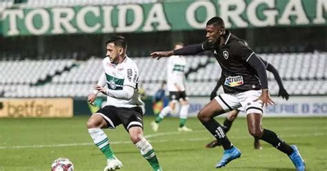 Botafogo defende sequência invicta contra o Coritiba para voltar ao G4