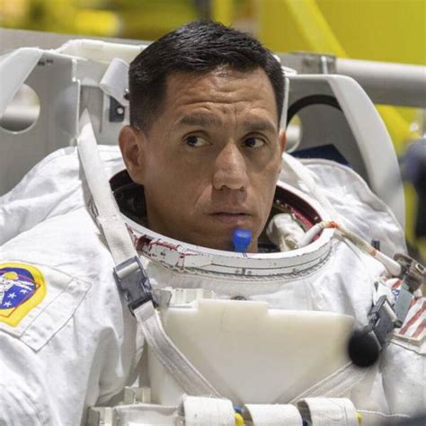 Por qué un astronauta latino está varado en el espacio durante meses