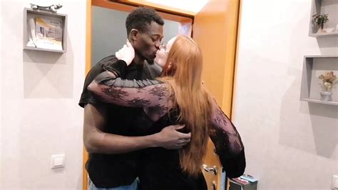 SCHÖNE SCHÖNE MILF GUCKT PORNO UND WARTET DARAUF DASS IHR STIEFSOHN