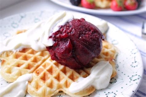 Line Backt Friesenwaffeln Mit Rote Gr Tze Eis Und Vanille Schmand So E