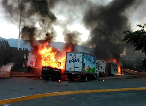 Estudiantes Normalistas Queman Camiones Afuera Del Palacio De Gobierno